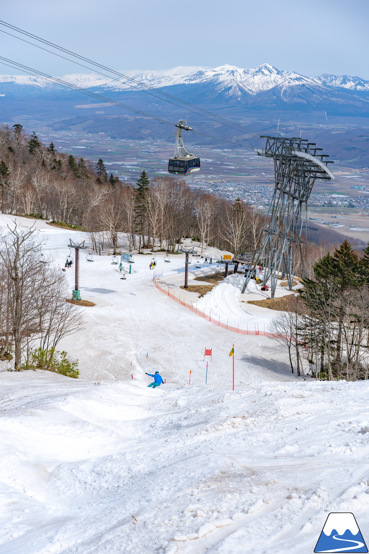 富良野スキー場｜高度感たっぷり、標高900ｍの別世界。大雪山系を望む絶景と春雪を思いっきり楽しみましょう！